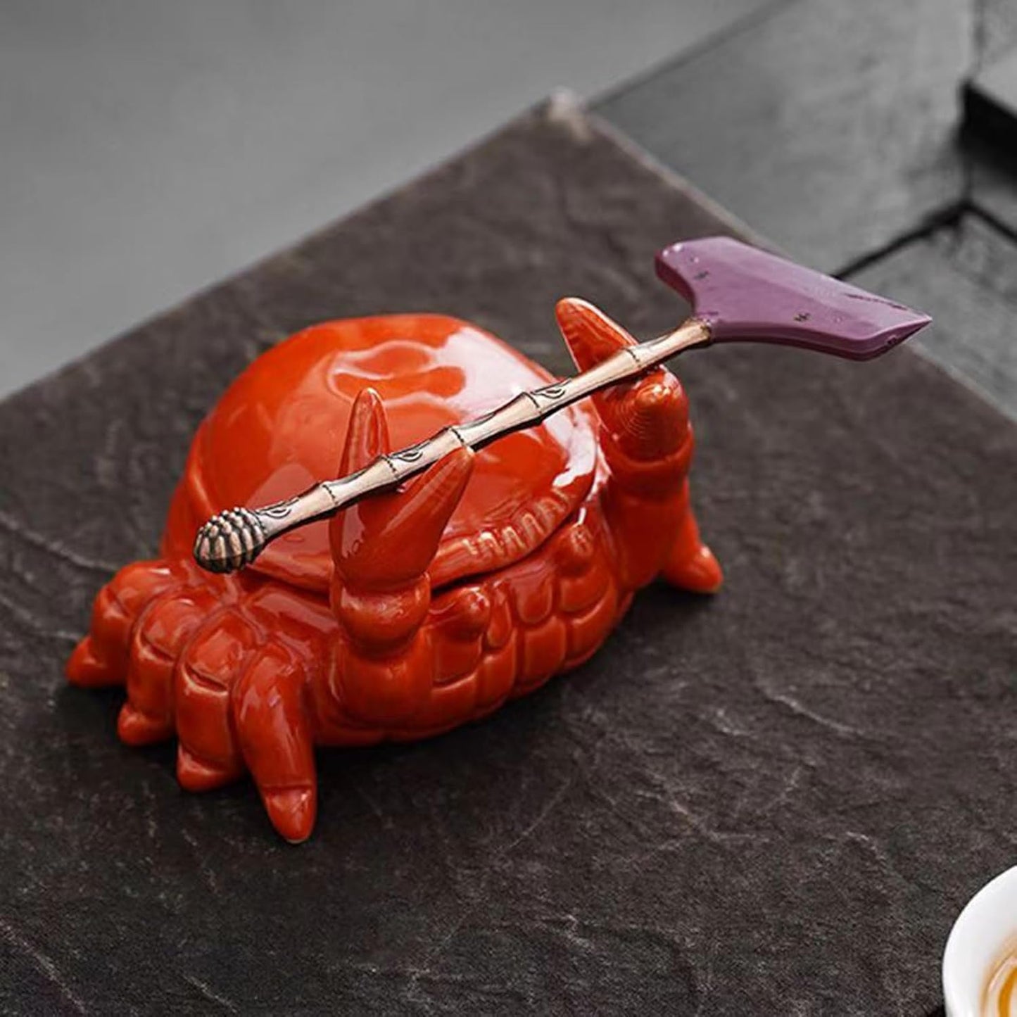 Crab Ashtray with Lid, Ceramic Windproof Cigarette Ashtray for Indoor or Outdoor Use Desktop Decoration Crab Pincers Holder for Hold Cigarette, Pen